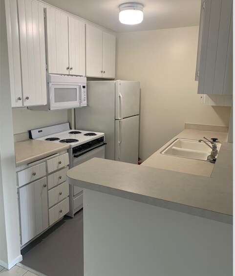 Kitchen - 7777 W 91st St