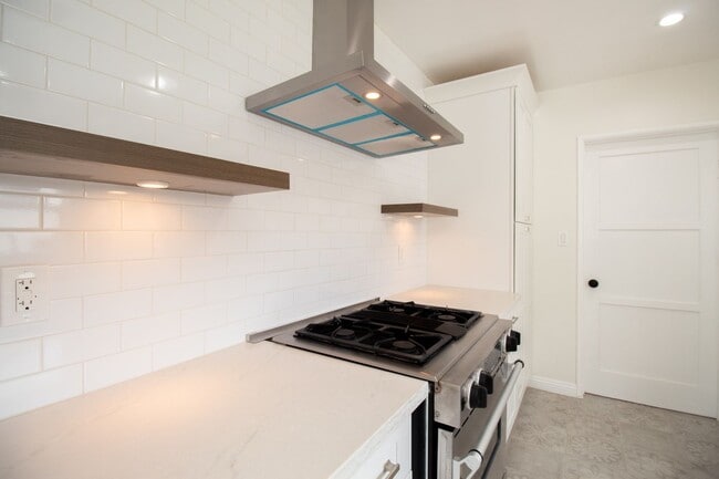 Foto del edificio - 17016 Van Ness Ave