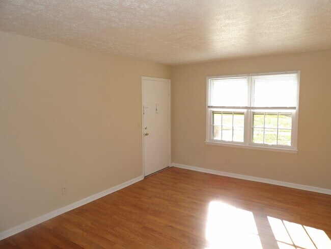 Building Photo - 102 Woodhill Ln