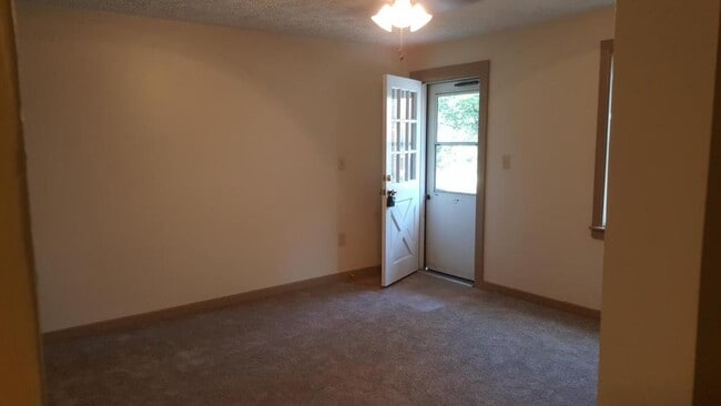 Building Photo - 273 Oak Dr
