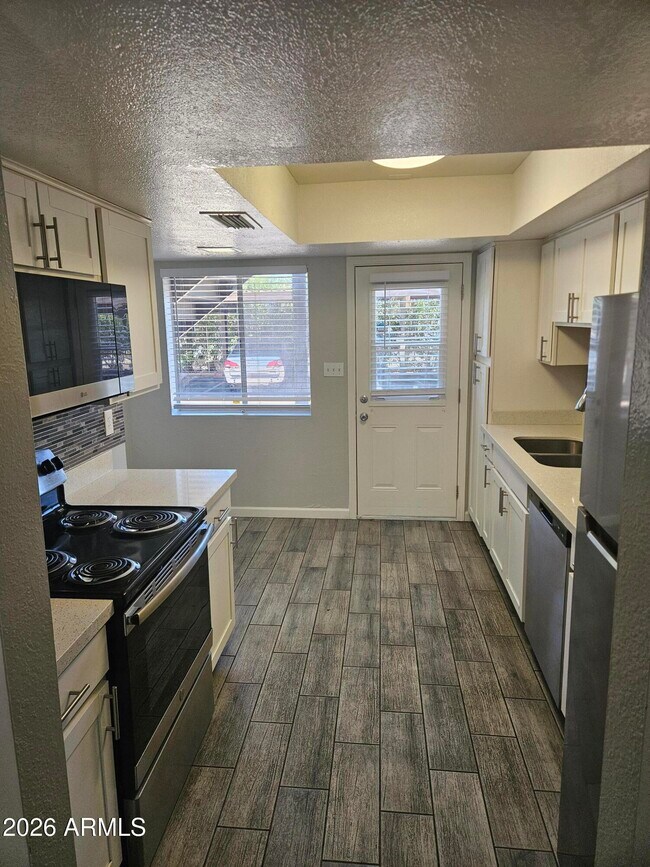 Building Photo - 3818 E Earll Dr