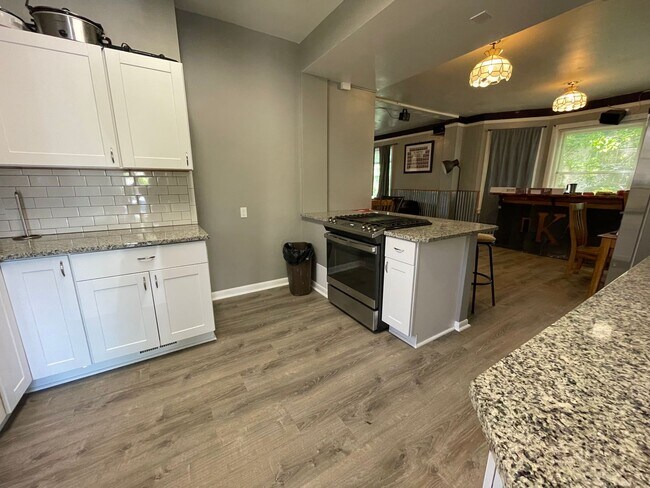 Foto del edificio - 9 Bedroom - PRE-LEASING FOR MID-MAY