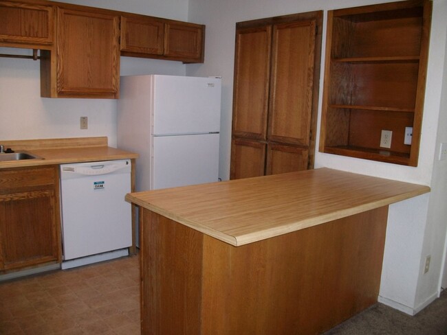 Building Photo - 2 Bedroom, 2 bath located at The Meadows i...