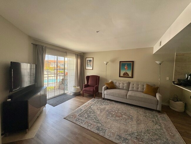 Sala de estar - 4750 Templeton St