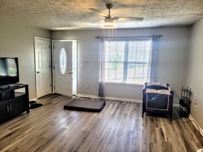 Building Photo - Home near FLW!