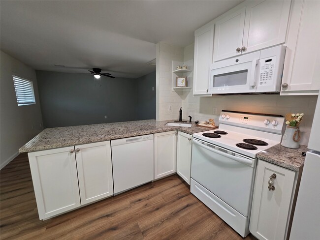 Building Photo - 5422 Pine Ave