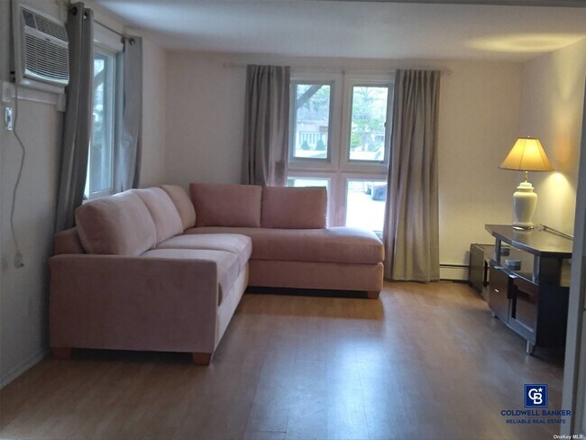 Foto del edificio - 95 Springville Rd