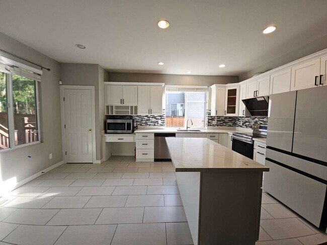 Foto del edificio - Beautiful 4BR Home in – Greenbelt View, 3-Car Garage, Fully Fenced Yard