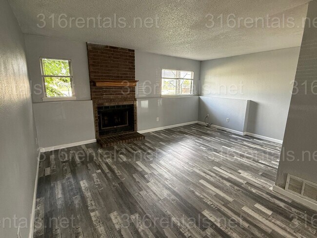Foto del edificio - $895 - 2 bed 1.5 bath beautiful bi-level a...