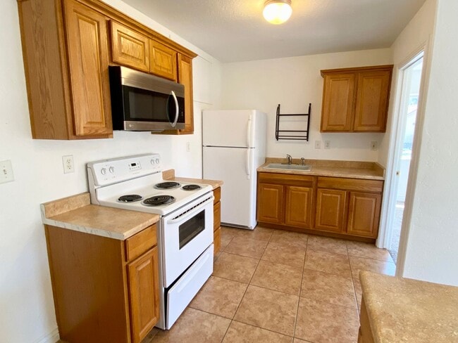 Building Photo - 1402 E Scarlet Dr
