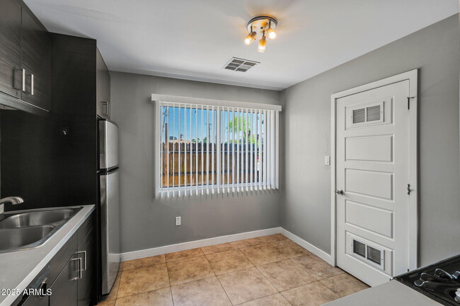 Building Photo - 822 E Montecito Ave