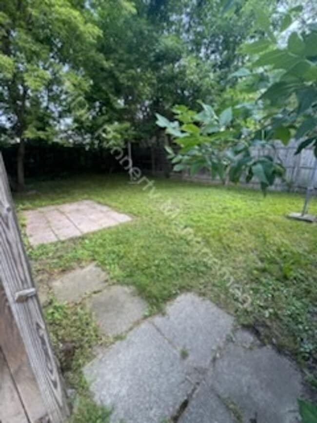 Building Photo - Spacious 3 bed 1 bath with 2 car garage an...