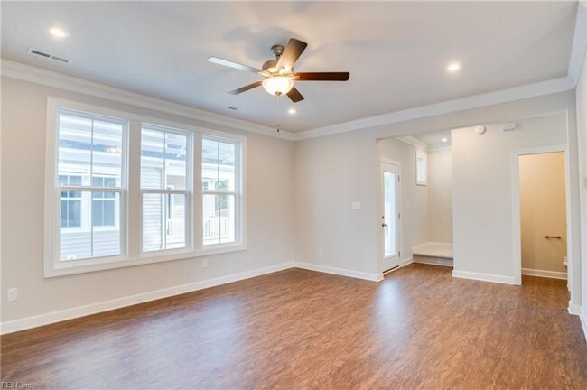 Building Photo - Like-New Two-Unit Condo in Sought-After Ch...
