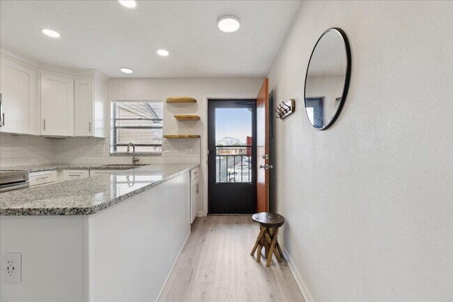 Building Photo - Furnished or unfurnished, beautifully remo...