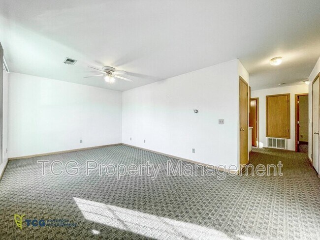 Building Photo - 2127 Fox Hill Ln