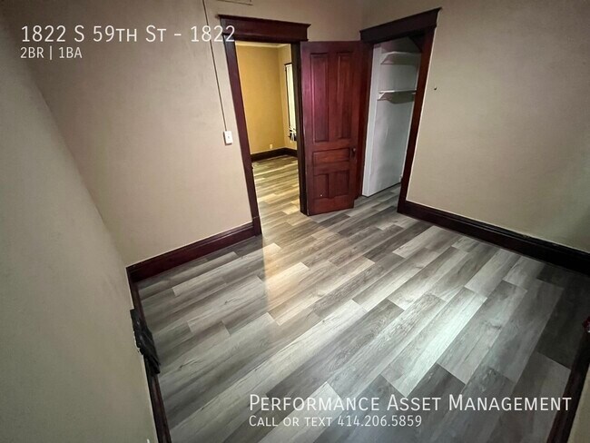 Building Photo - Charming 2BR Lower unit in West Allis!