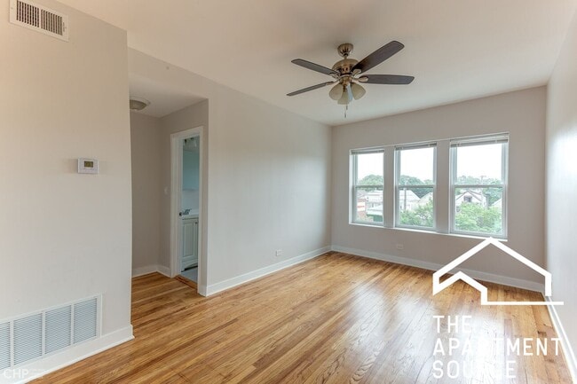Foto del edificio - 3356 W Montrose Ave