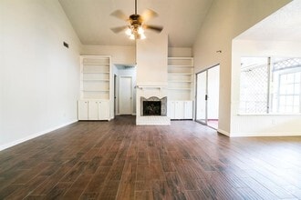 Building Photo - 10746 Lakewood Oaks Dr