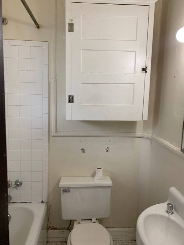 Building Photo - Fab Frankford Studio Apartment Available Now