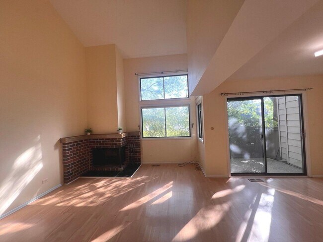 Building Photo - 823 Gladstone Dr