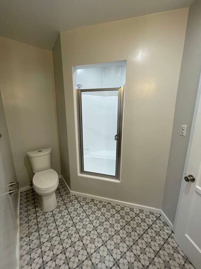 Shower/bathtub combo - 2669 Waverly Dr