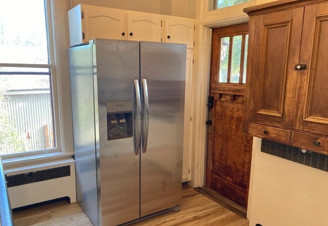 Foto del edificio - 2 Bed/2 Bath Historic Home with Storage, Porch & Deck, Pet Friendly
