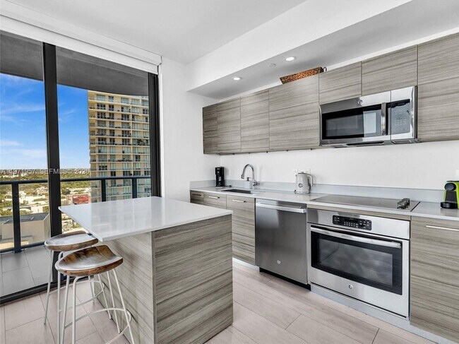 Foto del edificio - 121 NE 34th St