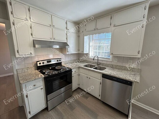 Foto del edificio - 4049 Northstrand Dr