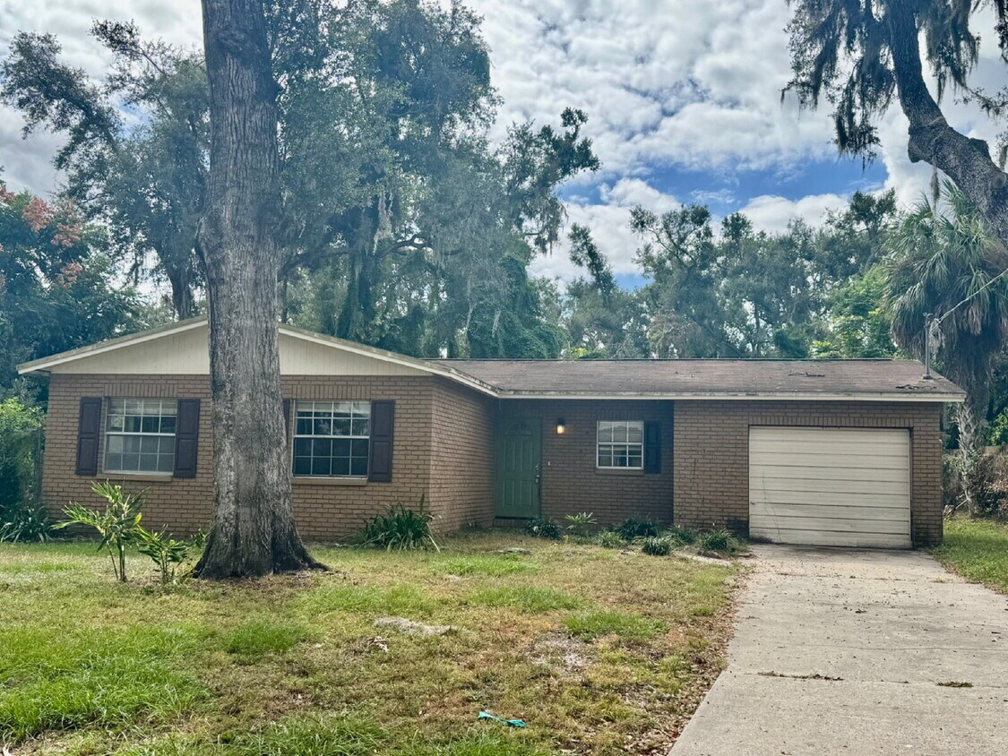 Photo - "Charming 3-Bedroom Oasis with 2 Full Baths at 301 Hickory Lane, Seffner!"