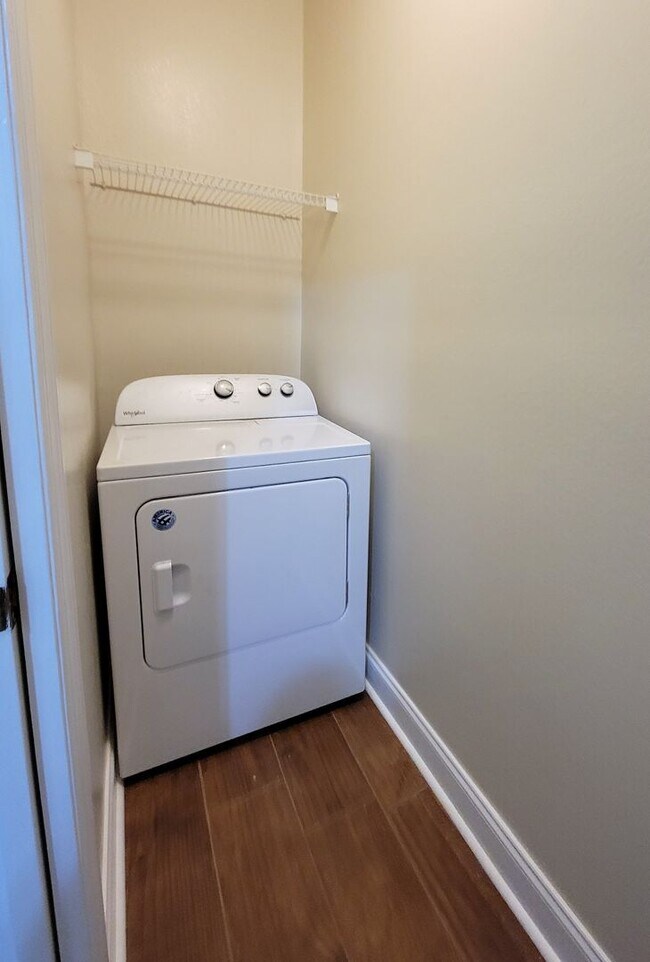 Foto del edificio - 3 bedroom town home for rent starting June 8, 2026, renting for $1800, includes privacy fenced ya...