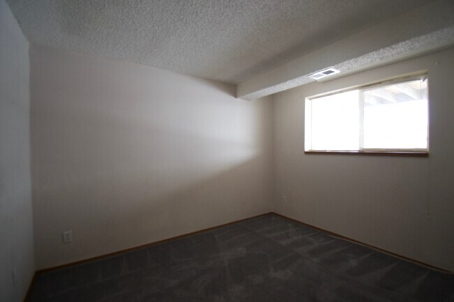 Foto del edificio - 255 Christiansen Ave, Unit B