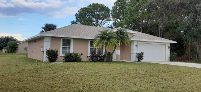 Building Photo - 461 SW Carmelite St