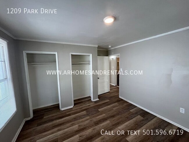 Building Photo - 1209 Park Dr