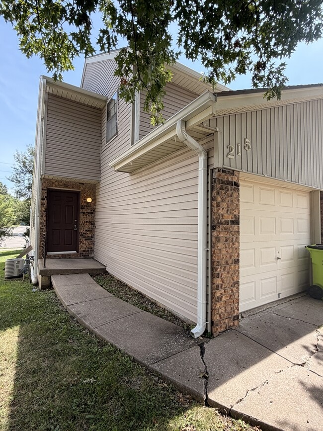 Building Photo - 215 NE Timbercreek Dr