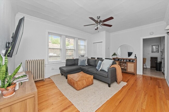 Building Photo - 457 W Roslyn Pl