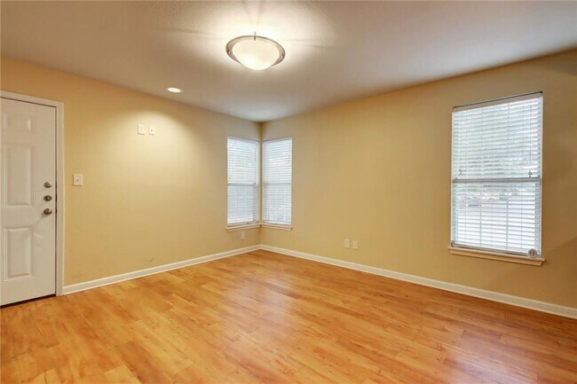 Foto del edificio - 7685 Northcross Dr