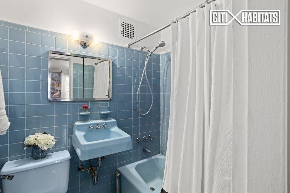 Building Photo - 46 W 71st St