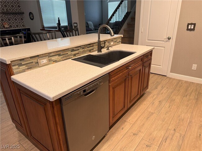 Foto del edificio - 2732 Port Lewis Ave