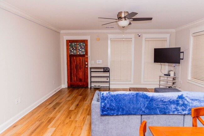 Building Photo - 2 Bedroom/ 2 bath - entry level END UNIT with side balcony- Fully Furnished and only a $500 deposit