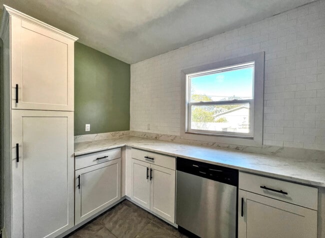 Building Photo - 707 E Spruce St