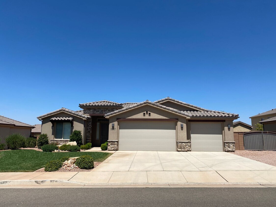 Primary Photo - 4 Bedroom 2 Bathroom Home in Little Valley!