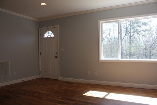 Building Photo - Quiet East Ridge Duplex