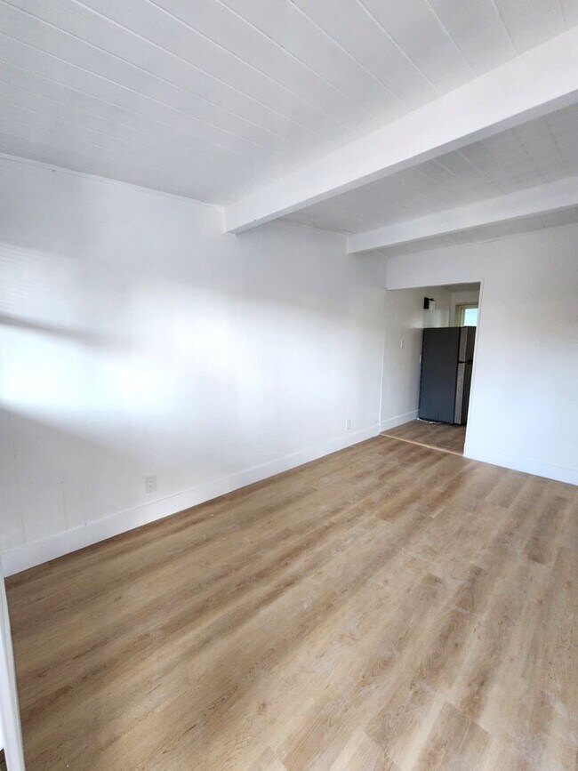 Building Photo - 10516 S Inglewood Ave