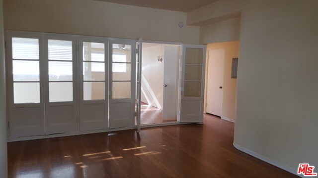 Building Photo - 3043 Hollycrest Dr