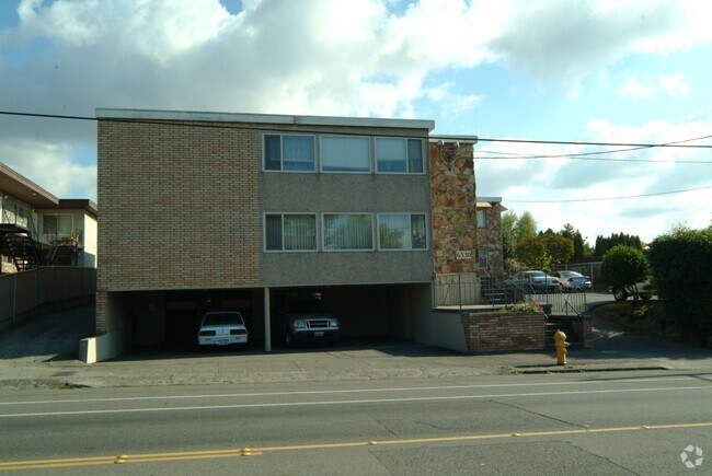 Building Photo - Glen Ellyn