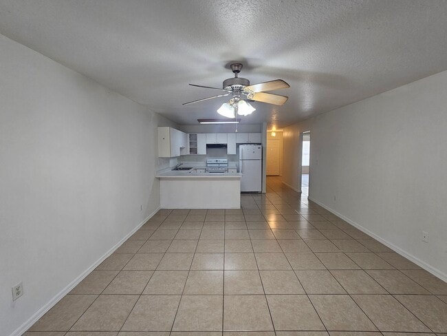 Building Photo - 2611 Hollow Ln