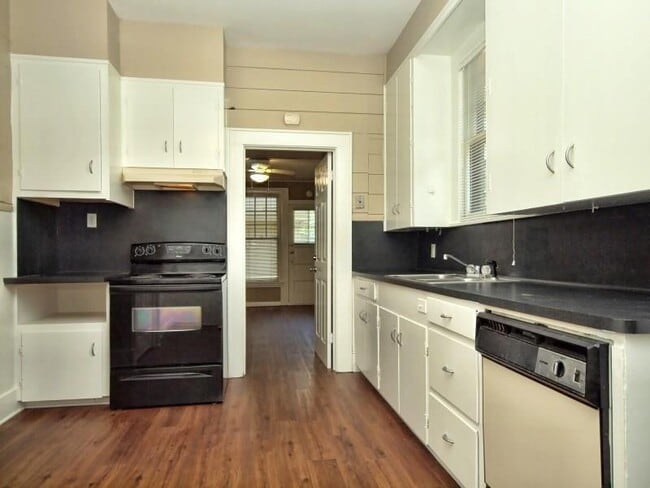 Building Photo - 706 1/2 W 28th St