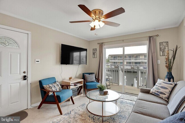Foto del edificio - 121 Newport Bay Dr