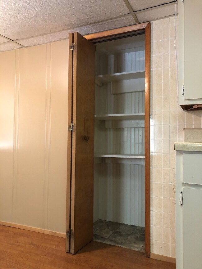 Kitchen Pantry - 914 w walnut st