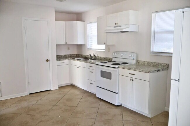 Building Photo - "Charming 3-Bed Home in Mary Esther!"